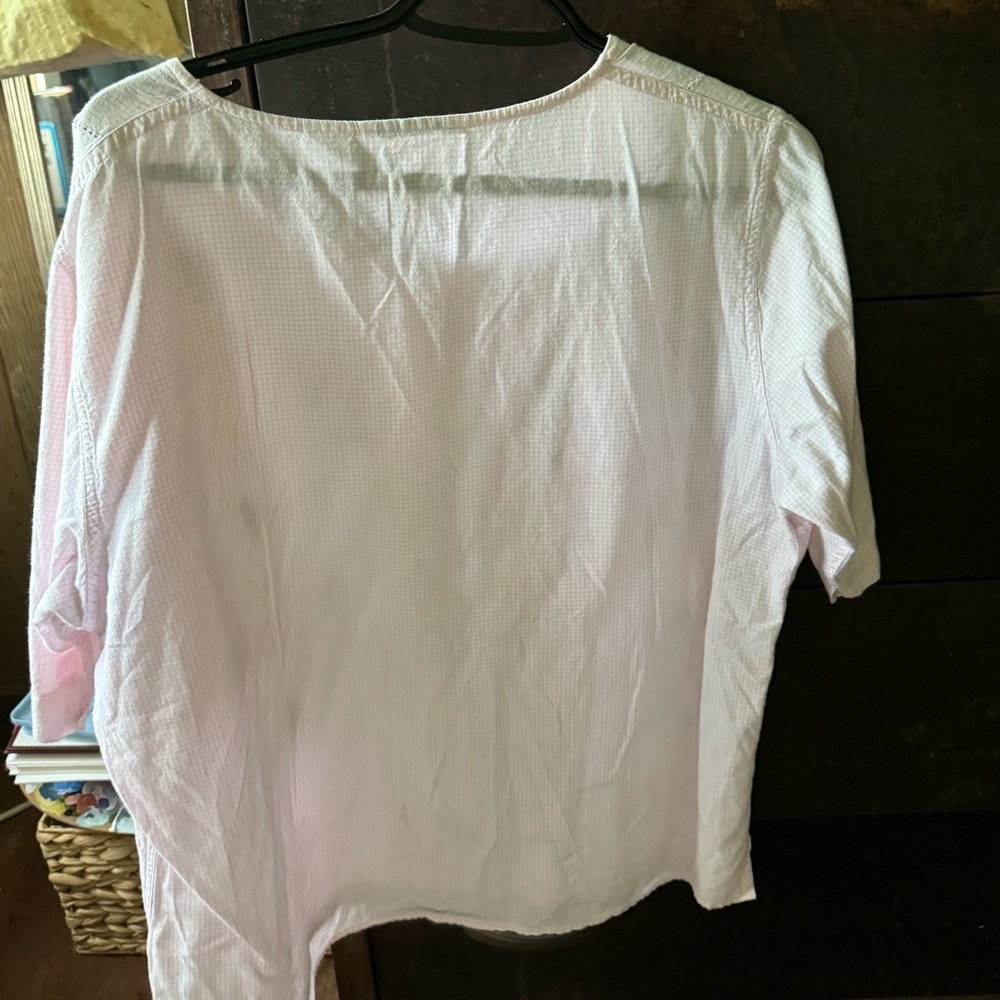 Cute button up top - Picture 4 of 4